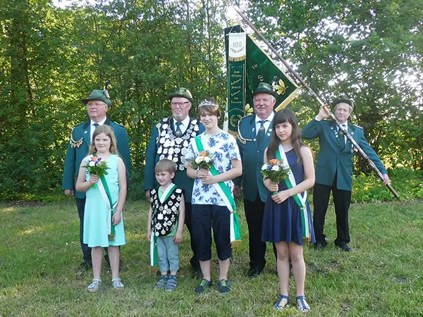 Die Majestäten des Schützenvereins Vortlage-Niederlengerich: König Günter Verhufen mit Ulrich Stieneker (zweiter Schütze) und Rudi Peters (dritter Schütze) sowie den Kinder-Majestäten Joshua Muschack und Vivien Telljohann mit den Ehrendamen Isabell Brockmann und Emilia Gaddi.