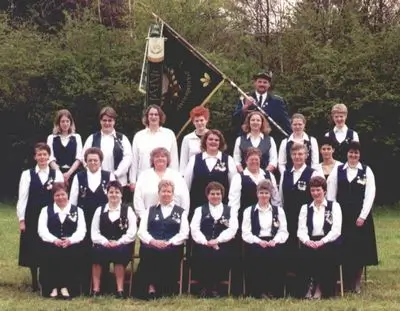 Damenschießgruppe 2001 – die Schützenschwestern tragen Uniform