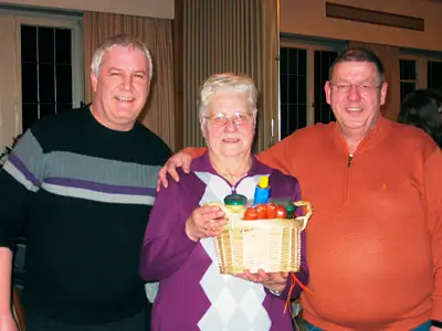 Grünkohlkönigin 2012 mit Geschnkkorb, daneben die beiden Vorsitzenden des Vereins