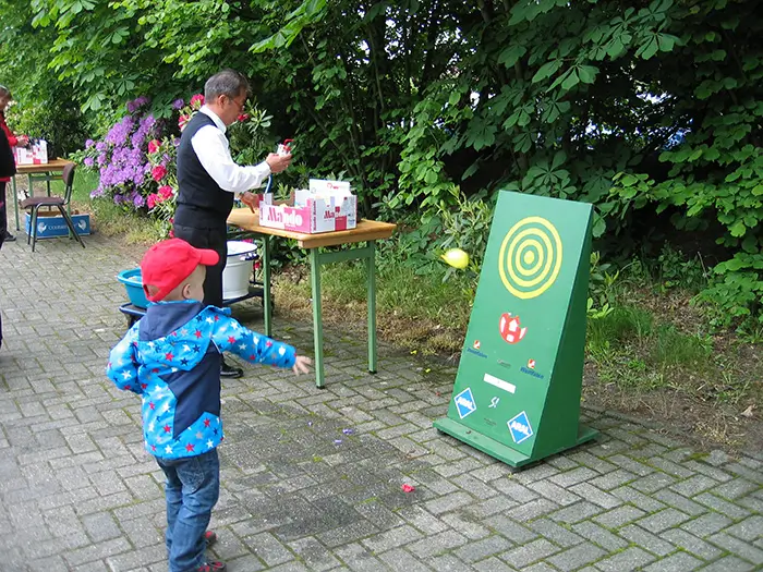 Wurfspiel beim Kinderschützenfest