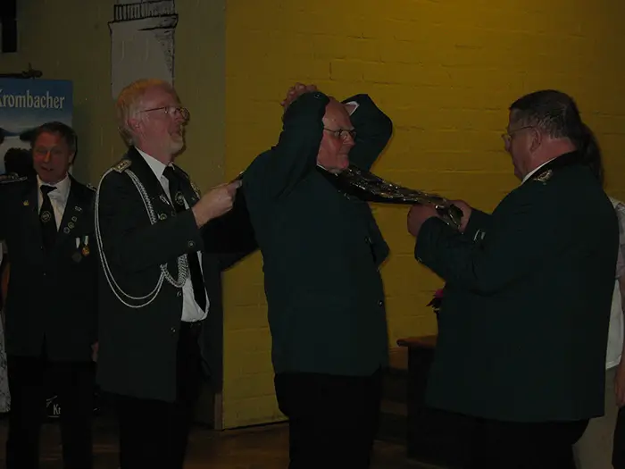 Der alte König gibt seine Kette ab