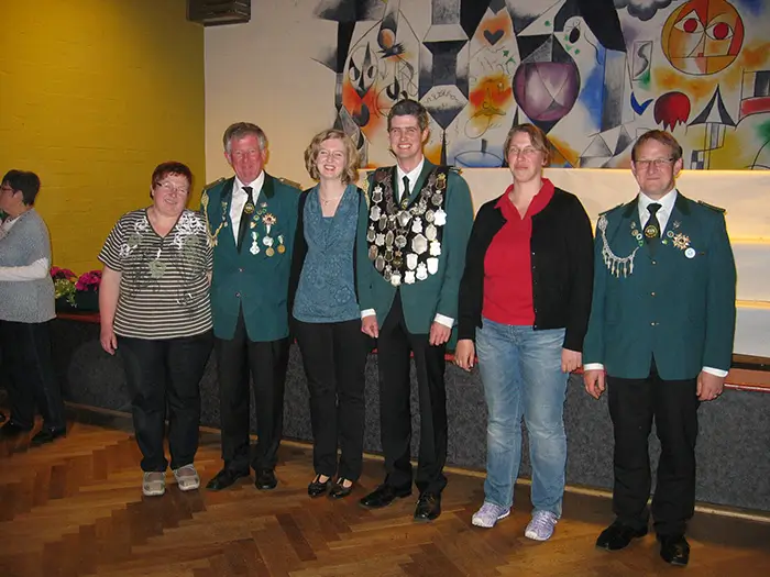 Neuer König Nico Verhufen mit Hofstaat