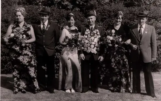 König Rolf Funke mit Hofstaat