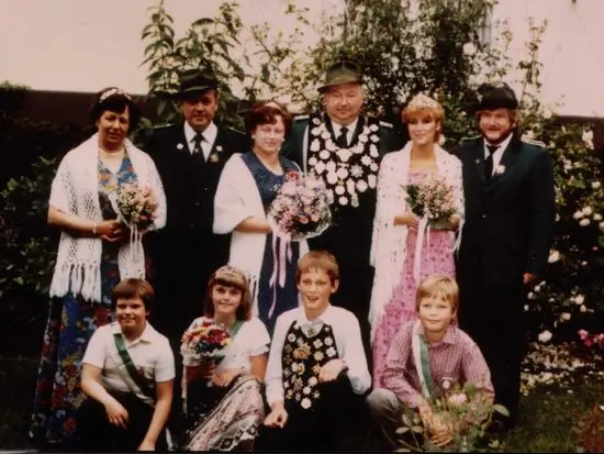 König Kurt Köttker mit Hofstaat