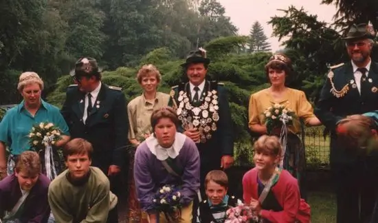 König Ulrich Stieneker mit Hofstaat