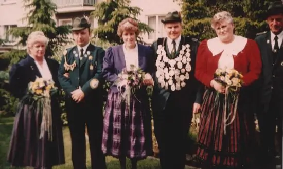 König Theo Siemens mit Hofstaat