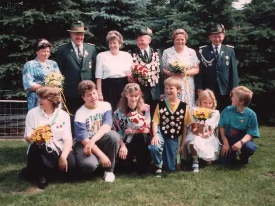 König Adam Zisik mit Hofstaat