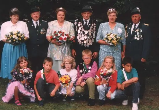 König Werner Oeljeklaus mit Hofstaat