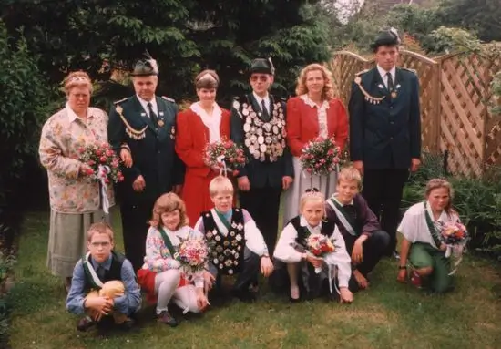 König Helmut Rzitki mit Hofstaat