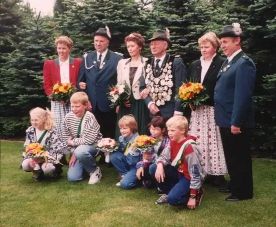 König Erwin Früchte mit Hofstaat