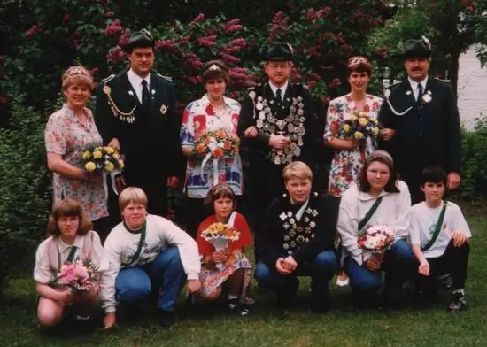 König Ernst Peters mit Hofstaat