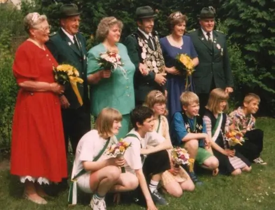 König Klaus Sude mit Hofstaat