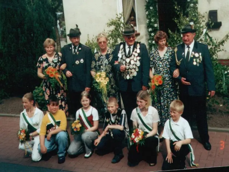 König Ewald Stieneker mit Hofstaat