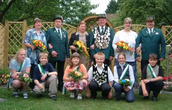 König Werner Hülsmeier mit Hofstaat