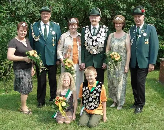 König Ernst Peters mit Hofstaat