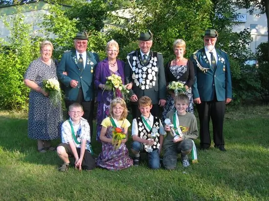 König Robert Peters mit Hofstaat