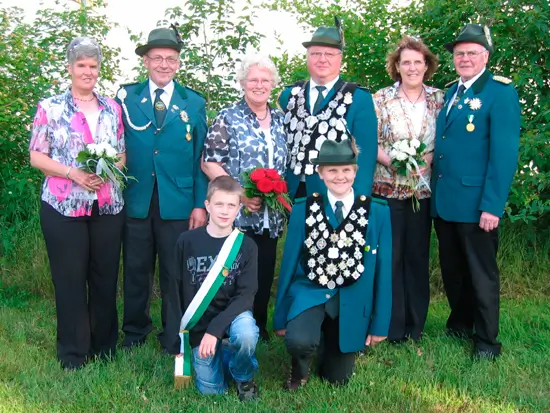 König: Rudi Peters mit seiner Frau Erika 1. Schütze: Theo Siemens mit seiner Frau Gisela 2. Schütze: Helmut Rzitki mit seiner Frau Monika Kinderschützenkönig: René Prigge 1. Schütze Kinder: Florian Sude 2. Schütze Kinder: Lucas Lenfert (nicht auf dem Foto)
