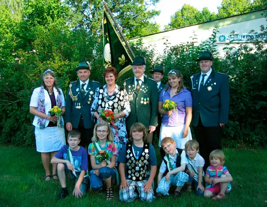 Königin: Monika Peters mit ihrem Prinzregenten Ernst 1. Schütze: Uwe Legutke mit seiner Frau Elvira 2. Schütze: Markus Peters mit Jenny Röschenkemper Kinderschützenkönig: Piet Klaasen Kinderschützenkönigin: Sarah Birgoleit 1. Schütze Kinder: Lucas Lenfert 2.Schütze Kinder: Felix Lempenmeier Kindergarten-Majestäten: Vivien Telljohann und Alexandra Brockmann