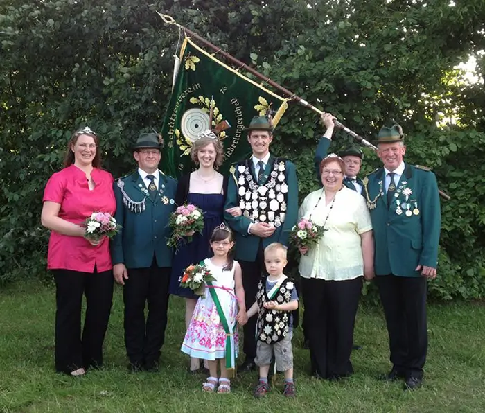 König: Nico Verhufen mit seiner Frau Kerstin 1. Schütze: Martin Telljohann mit seiner Frau Nicole 2. Schütze: Werner Hülsmeier mit seiner Frau Monika Kinderschützenkönig: Luka Stieneker Kinderschützenkönigin: Emilia Gaddi Fahnenträger: Erwin Schallenberg