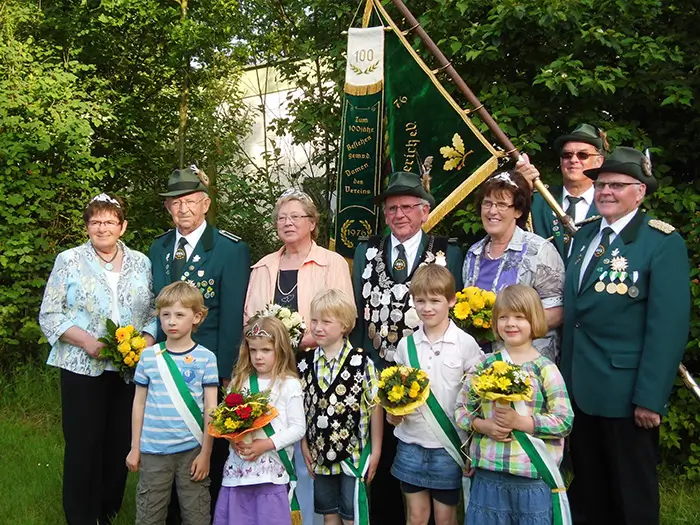 König: Günter Wieneke mit seiner Frau Erika 1. Schütze: Karl-Heinz Budzinski mit seiner Frau Inge 2. Schütze: Theodor Siemens mit seiner Frau Gisela Kinderkönig: Marvin Reick, Kinderkönigin: Isabelle Brockmann Hofstaat: Vivien Telljohann, Alexandra Brockmann und Janik Sandkämper Fahnenträger: Horst Steckling