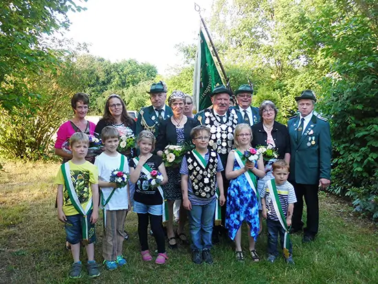 König: Ulrich Stieneker mit seiner Frau Helga 1. Schütze: Erwin Schallenberg mit seiner Frau Marita 2. Schütze: Uwe Legutke mit seiner Frau Elvira Kinderkönig: Max Riemenschnitter, Kinderkönigin: Alexandra Brockmann Hofstaat: Silas Neuenfeld und Vivien Telljohann, Ben Riemenschnitter und Nele Neuenfeld Silberkönig: Ulrich Stieneker mit seiner Frau Helga Hofstaat: Doris Stieneker und Ewald Stieneker mit seiner Frau Helga Fahnenträger: Martin Telljohann