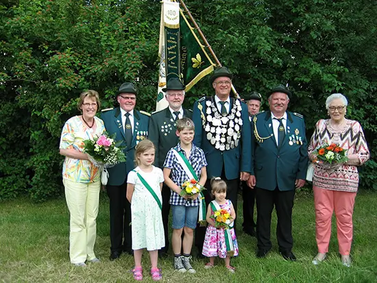 König: Horst Steckling 1. Schütze: Ernst Peters 2. Schütze: Ulrich Stieneker Kinderkönigin: Vivien Telljohann Hofstaat: Isabelle Brockmann und Romy Gaddi Silberkönig: Theodor Siemens und seine Frau Gisela Goldkönigin: Hilde Blom Fahnenträger: Erwin Schallenberg