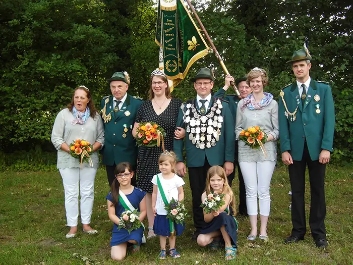 Den Schützenverein Vortlage·Niederlengerich regiert Martin Telljohann mit seiner Königin Nicole. Ihnen stehen das zweite Schützenpaar Nico und Kerstin Verhufen (rechts) sowie das dritte Schützenpaar Uwe und Elvira Legutke (links) zur Seite. Den Hofstaat komplettieren der Kinderhofstaat mit Kinderkönigin Romy Jolie Gaddi und Kinderehrendamen Emilia Gaddi (links) und Isabelle Brockmann (rechts) sowie Fahnenträger Erwin Schallenberg.