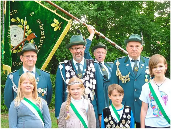 Die Majestäten des Schützenvereins Vortlage-Niederlengerich: König Volker Melzer mit Uwe Legutke (zweiter Schütze) und Martin Telljohann (dritter Schütze) sowie den Kinder-Majestäten Constantin Dubiel und Isabelle Brockmann mit den Ehrendamen Vivien Telljohann und Alexandra Brockmann.