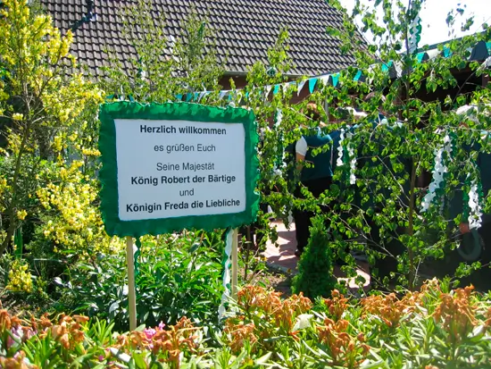 Schild am Haus des Königs mit Namen