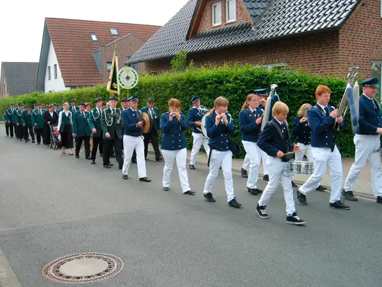 Umzug mit Musikkapelle