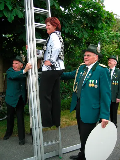 Königin Monika auf Leiter