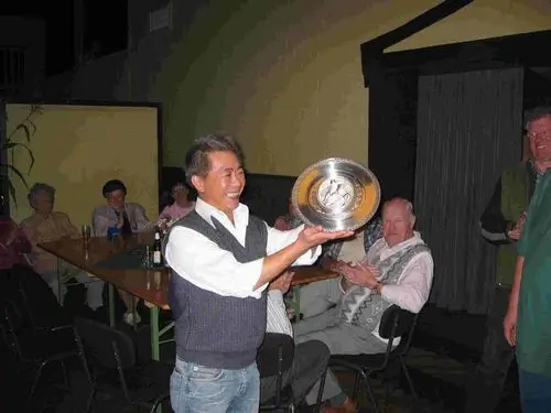 König Zaldy mit Ehrenteller