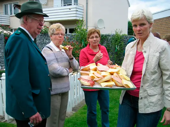 Nachbarn bieten belegte Brötchen an