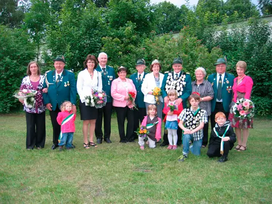 Gruppenbild König mit Hofstaat und Silbermajestäten