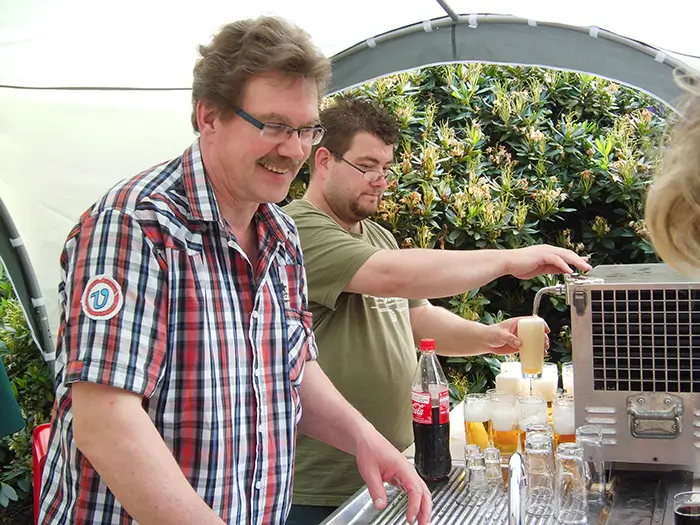 Nachbarn zapfen Bier