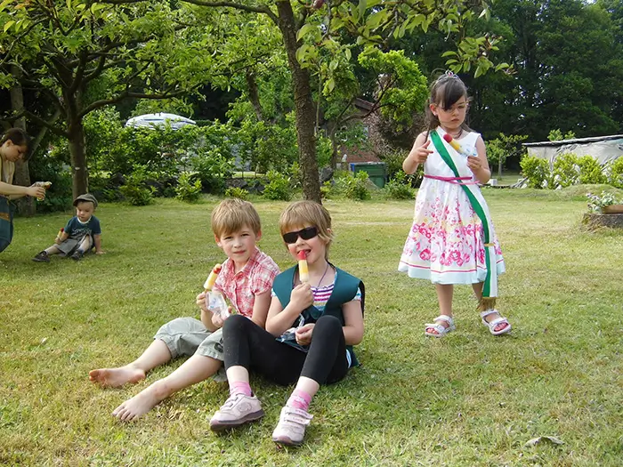 Kinder auf der Wiese mit Eis