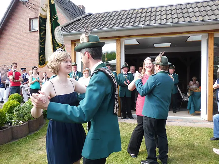 Ehrentänze im Garten