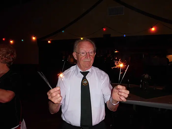 Karl-Heinz mit Wunderkerzen