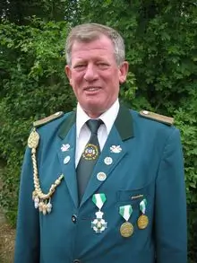 Portrait in Schützenuniform: Kassierer Werner Hülsmeier