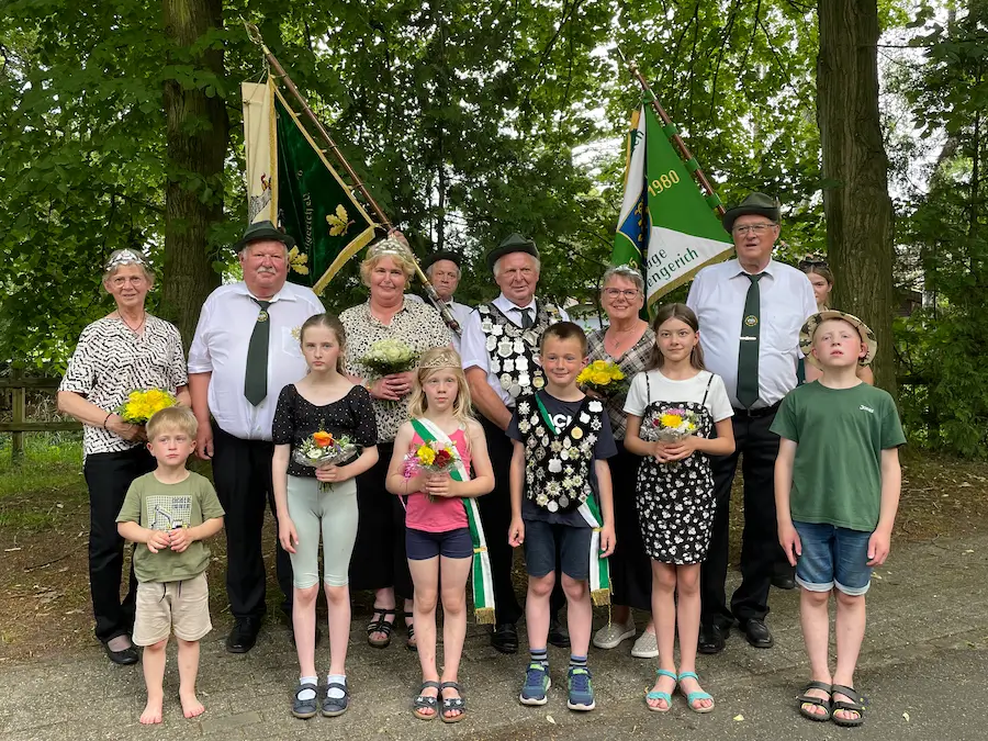 König Dieter Greshake, SV Vortlage-Niederlengerich e.V. 2024 mit Hofstaat und Kinderkönig mit Hofstaat